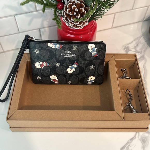 ⛄️🎄CUTE❤️ Coach wristlet Wallet - Picture 9 of 12